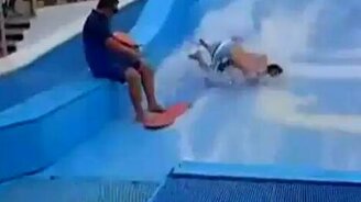 Падение в аквапарке - смотреть видео (0:18)