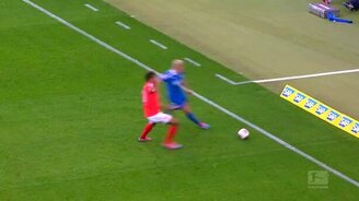 Футболист налетел на оператора - смотреть видео (0:31)