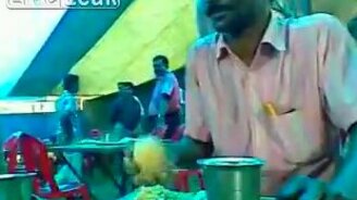 Оригинальная манера есть рис - смотреть видео (2:44)