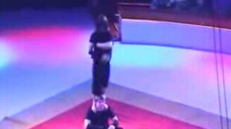 Ловкие акробаты на сцене - смотреть видео (3:52)