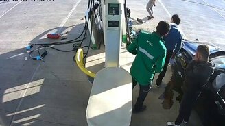 Самый суровый подъезд к бензоколонке - смотреть видео (0:53)