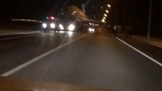 Проехали под крылом самолёта - смотреть видео (0:26)