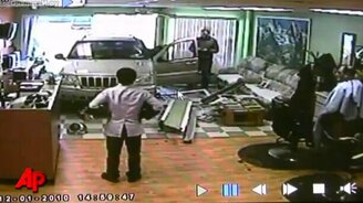 Приехал постричься - смотреть видео (1:08)