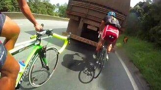 На великах со скоростью 124 км/час - смотреть видео (5:43)