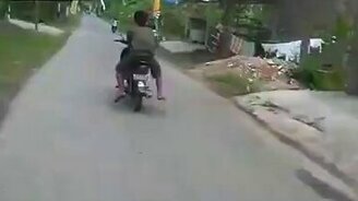 Чудак на мопеде - смотреть видео (0:20)