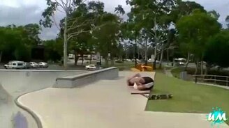 Курьёзы на самокатах, мопедах и мотоциклах - смотреть видео (5:52)