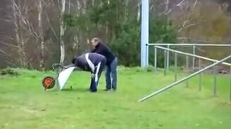 Полёт тачки от петарды - смотреть видео (0:52)