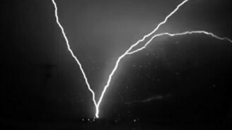 Удар молнии: 9000 кадров в секунду - смотреть видео (0:42)