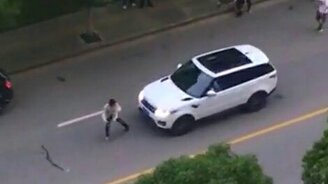 Подражатель Джеки Чана на дороге - смотреть видео (0:06)