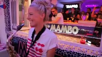 Девушка с саксофоном - смотреть видео (3:09)