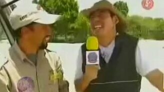 Здорово напугали журналиста - смотреть видео (0:35)