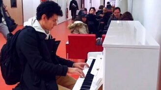 Сыграл на пианино в аэропорту - смотреть видео (3:56)