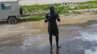 Искупался в мазуте - смотреть видео (1:39)