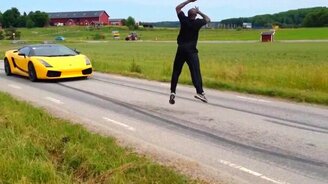 Прыжок через движущийся автомобиль - смотреть видео (2:56)