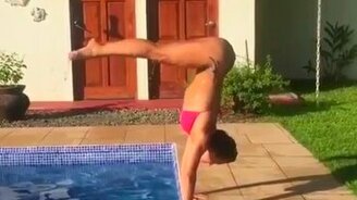 Сама элегантность в бассейне - смотреть видео (0:15)