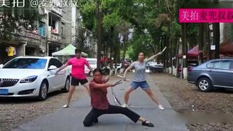 Женщина-виртуоз и нунчаки - смотреть видео (3:02)