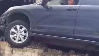 Водителя занесло на крышу - смотреть видео (0:29)