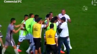 Гол с начального удара - смотреть видео (0:25)