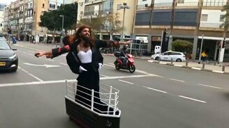 Забавный костюм а-ля "Титаник" - смотреть видео (0:33)