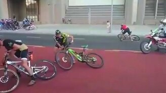 Ветер уносит велосипедиста - смотреть видео (0:28)