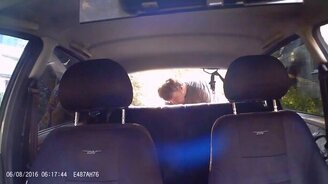 Не вовремя сработал огнетушитель - смотреть видео (1:38)