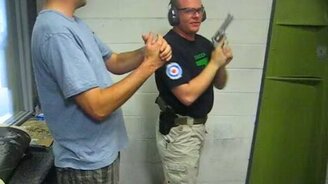 Так себе инструктор по стрельбе - смотреть видео (0:26)