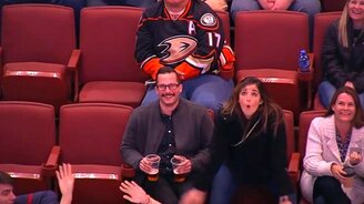 Фанаты дурачатся и танцуют - смотреть видео (2:38)