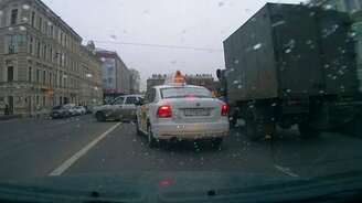 Взбесившийся погрузчик - смотреть видео (1:00)