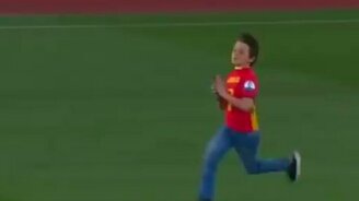 Миссия - обняться с кумиром - смотреть видео (0:43)