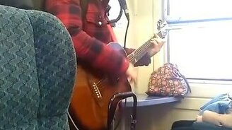 Музыкант в электричке - смотреть видео (1:12)