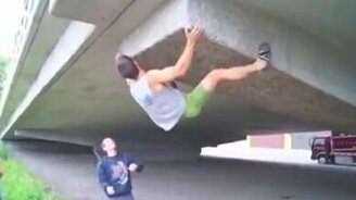 Когда хочется стать пауком - смотреть видео (1:45)