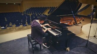 Очень быстрая игра на фортепиано - смотреть видео (0:54)