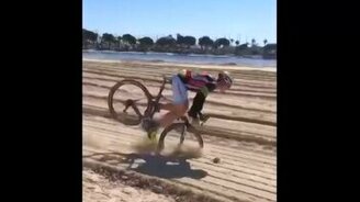 Смешное падение на велике - смотреть видео (0:41)