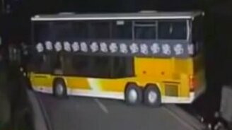 Опасный разворот на мосту - смотреть видео (3:24)