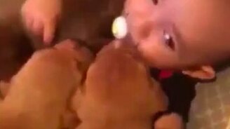 Кто кого нянчит? - смотреть видео (0:35)