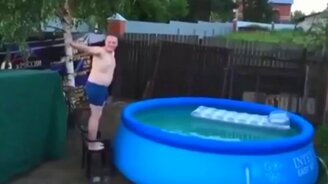 Провал толстого прыгуна - смотреть видео (0:15)