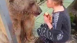 Девушка и медведь завтракают - смотреть видео (0:41)