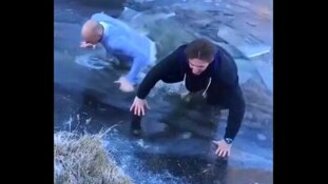 Эффектно провалились под лёд - смотреть видео (0:42)