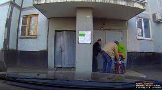 Позвольте помочь с коляской! - смотреть видео (0:27)