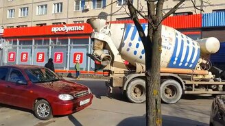 Муж залил машину жены бетоном - смотреть видео (4:27)