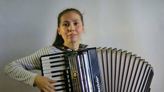 Милая аккордеонистка - смотреть видео (3:38)