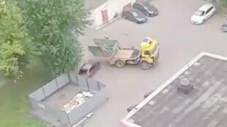 Мусорщик проучил непутёвого водителя - смотреть видео (3:30)