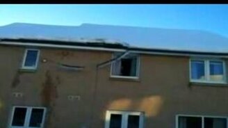 Сбил снег вместе с крышей - смотреть видео (0:54)