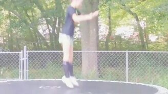 Застряла головой в батуте - смотреть видео (0:21)