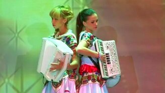 "Дорогой длинною" на аккордеонах - смотреть видео (4:47)