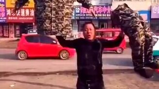 Разоблачили уличных фокусников - смотреть видео (0:52)