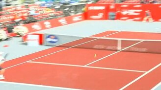 Обнял своего победителя - смотреть видео (0:31)