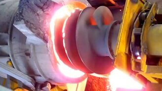 Как очищают литейные ковши - смотреть видео (1:57)