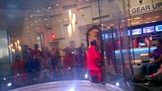 Умелый полёт в аэротрубе - смотреть видео (0:35)