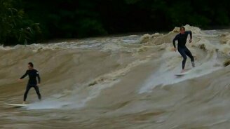 Рискованный речной сёрфинг - смотреть видео (1:23)